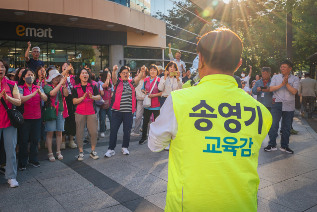 지지자를 만나고 있는 경남교육감 송영기 후보. 송영기 제공