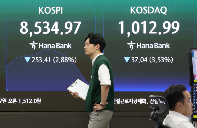 2일 서울 중구 하나은행 딜링룸 현황판에 코스피와 코스닥 지수가 표시되고 있다. 연합뉴스