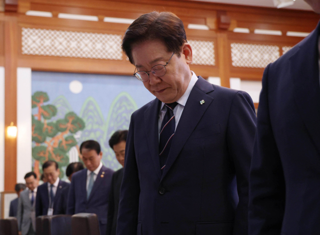 이재명 대통령이 2일 청와대에서 열린 국무회의 겸 비상경제점검회의에서 묵념하고 있다. 연합뉴스