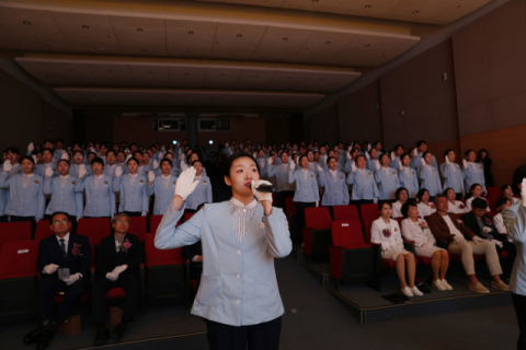 부산과기대 간호학과 2학년 129명 학생이 나이팅게일 선서를 하고 있다. 부산과학기술대학교 제공