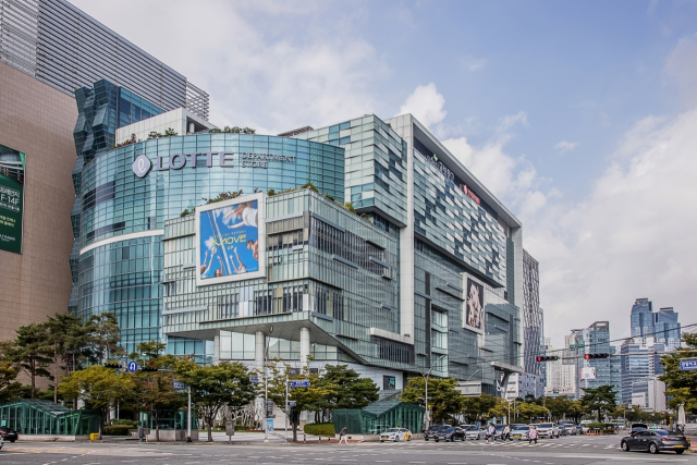지난달 31일 천장 일부가 무너져 고객과 직원 150여 명이 대피한 롯데백화점 센텀시티점이 사고 사흘 만인 3일 영업을 재개한다. 사진은 롯데백화점 센텀시티점 전경. 롯데백화점 제공
