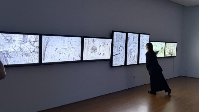 부산문화회관 전시실에서 선보이고 있는 ‘무빙 온 아시아’에 내걸린 김미래 작가의 드로잉 애니메이션 작품. 김은영 기자 key66@
