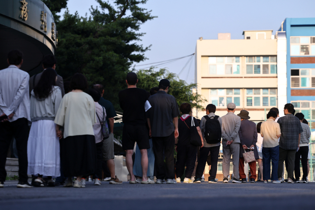 제9회 전국동시지방선거일인 3일 유권자들이 서울 언주중학교에 마련된 삼성2동 제3투표소에서 투표를 하기 위해 줄을 서 있다. 연합뉴스