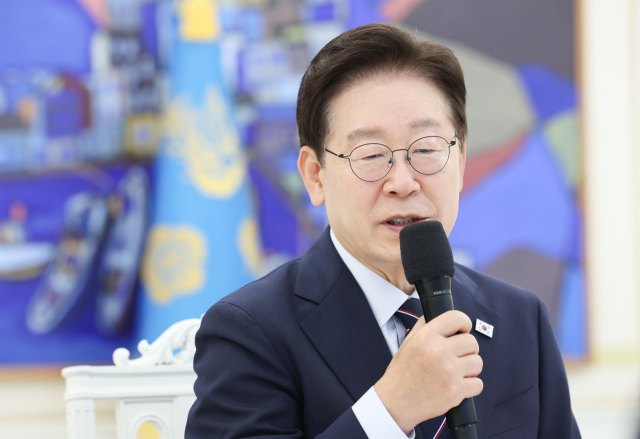 이재명 대통령이 2일 청와대에서 한-아프리카 외교장관회의 참석차 방한한 아프리카 국가 및 국제기구 장관급 인사들과 만나 인사말을 하고 있다. 연합뉴스