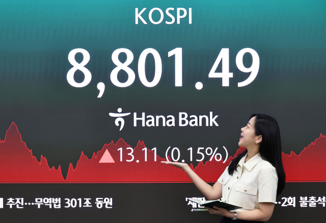 2일 서울 중구 하나은행 딜링룸 현황판에 코스피 등이 표시되고 있다. 연합뉴스