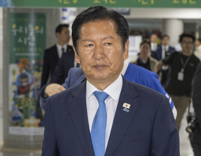 더불어민주당 정청래 총괄상임선거대책위원장이 3일 국회 의원회관에 마련된 제9회 전국동시지방선거·국회의원 재보궐선거 개표상황실에서 출구조사 결과를 지켜보다 빠져 나와 본인의 사무실로 이동하고 있다. 연합뉴스
