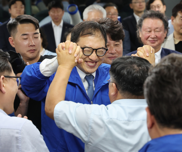 더불어민주당 김상욱 울산시장 후보가 3일 울산시 남구 자신의 선거사무소에서 당선이 확실시되자 지지자와 기뻐하고 있다. 연합뉴스