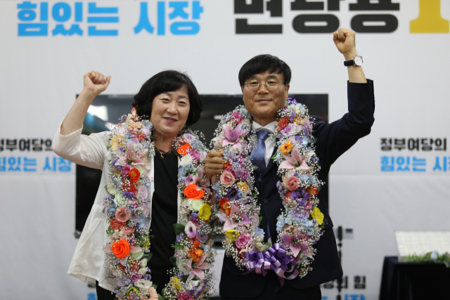 변광용 거제시장이 3일 치러진 제9회 전국동시지방선거에서 승리하며 3선에 성공했다. 변 시장과 배우자 김옥숙 여사가 승리를 자축하고 있다. 캠프 제공