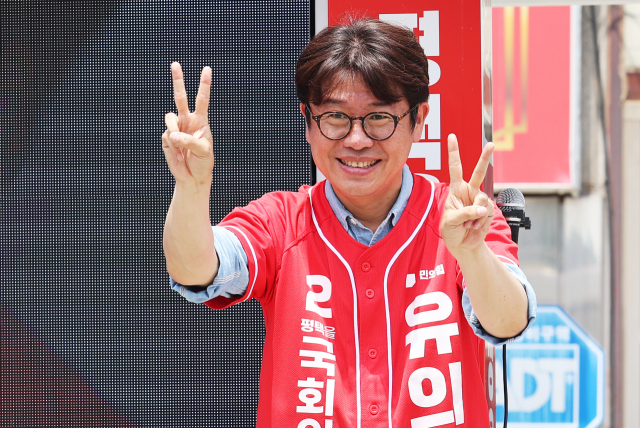 경기 평택을 국회의원 재선거에 출마한 국민의힘 유의동 후보가 2일 경기도 평택시 안중읍에서 지지를 호소하고 있다. 연합뉴스