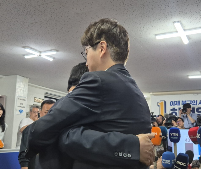4일 오전 2시 부산 북구 구포동 선거 캠프를 찾은 하정우(오른쪽) 부산 북갑 국회의원 보궐선거 후보(. 이우영 기자
