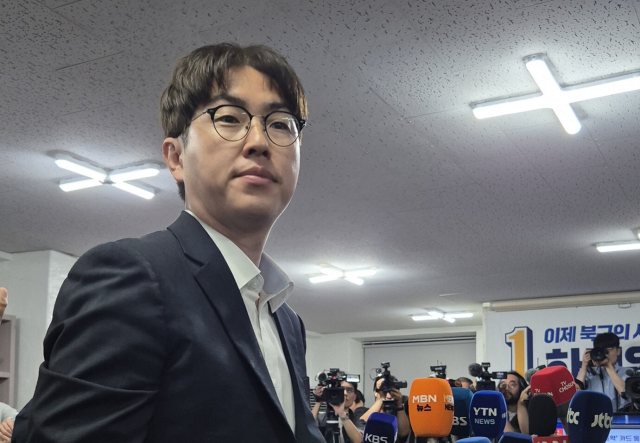 4일 오전 2시 부산 북구 구포동 선거 캠프를 찾은 하정우 부산 북갑 국회의원 보궐선거 후보. 이우영 기자