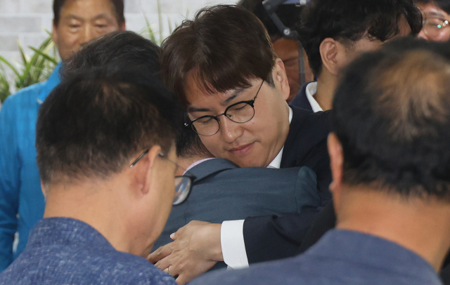 부산 북구갑 국회의원 보궐선거에 출마한 하정우 더불어민주당 후보가 지난 4일 새벽 부산 북구 선거사무실에서 선거 결과에 승복하며 감사의 인사를 하고 있다. 김종진 기자 kjj1761@