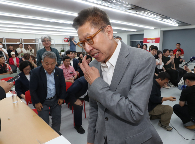 박형준 국민의힘 부산시장 후보가 지난 4일 새벽 부산 부산진구 선거사무실에서 선거 결과에 승복하며 감사의 인사를 하고 있다. 김종진 기자 kjj1761@