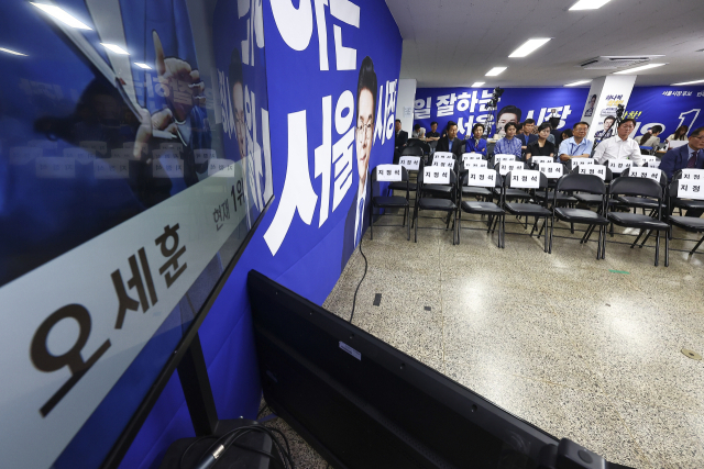 4일 서울 중구 세종대로 더불어민주당 정원오 서울시장 후보 선거상황실에 설치된 모니터에 국민의힘 오세훈 서울시장 후보의 역전 소식을 전하는 뉴스가 나오고 있다. 연합뉴스