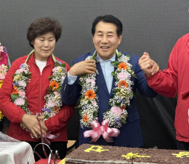 나동연 당선인 부부. 연합뉴스
