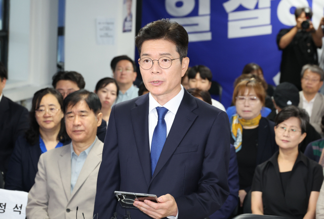 더불어민주당 정원오 서울시장 후보가 4일 서울 중구 세종대로 캠프에서 제9회 전국동시지방선거 관련 입장을 밝히고 있다. 연합뉴스