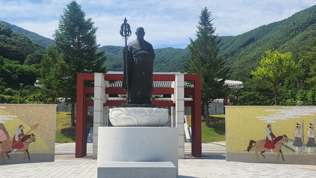 구국의 충정으로 승병을 이끌고 임진왜란 때 공을 세운 사명대사의 동상이 고향인 경남 밀양시 무안면 사명대사 유적지에 조성돼 있다. 김진성 기자 paperk@