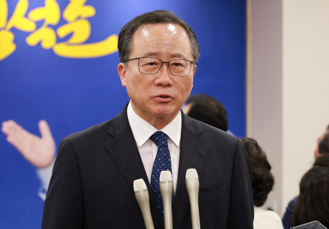 김석준 부산시교육감의 ‘해직 교사 특별 채용 의혹’ 관련 항소심 재판이 시작됐다. 지난 3일 선거에 당선된 후 인터뷰를 하는 김석준 교육감. 부산일보DB
