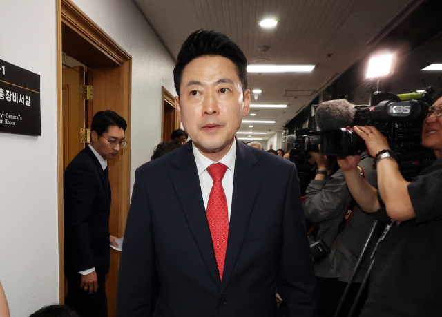국민의힘 장동혁 상임선거대책위원장이 4일 투표용지 부족 사태와 관련해 경기 과천 중앙선거관리위원회에서 노태악 위원장과 면담을 마친 뒤 이동하고 있다. 연합뉴스