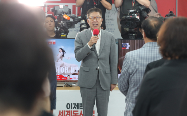 4일 새벽 박형준 국민의힘 부산시장 후보가 부산 부산진구 선거사무실에서 선거 결과에 승복하며 감사의 인사를 하고 있다. 김종진 기자 kjj1761@