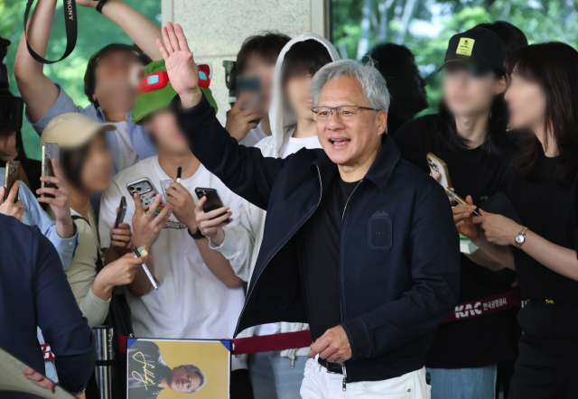 엔비디아 젠슨 황 최고경영자(CEO)가 5일 전용기편으로 서울 강서구 김포비즈니스항공센터(SGBAC)에 도착해 팬들에게 인사하고 있다. 연합뉴스
