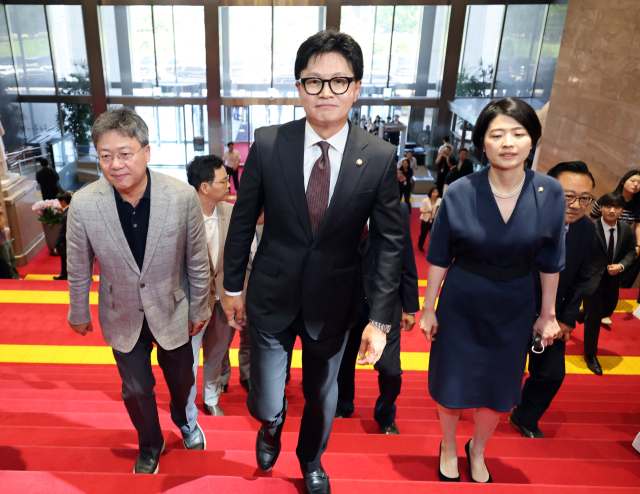 부산 북갑 국회의원 보궐선거에서 당선된 무소속 한동훈 의원이 5일 국회에서 열린 본회의에 참석하기 위해 입장하고 있다. 연합뉴스