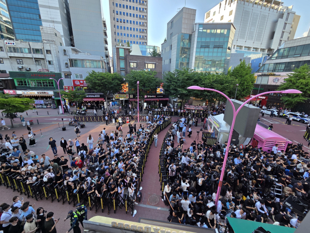 엔비디아 젠슨 황 최고경영자(CEO)가 5일 저녁 국내 주요기업 총수들과 회동하기로 한 서울 마포구 한 삼겹살집 인근에 취재진 등 인파가 밀집해 있다. 유승호 기자