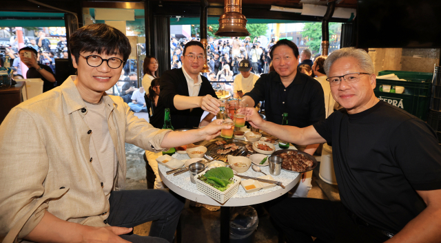 젠슨 황 엔비디아 최고경영자(CEO)와 최태원 SK그룹 회장, 구광모 LG그룹 회장, 이해진 네이버 의장이 5일 서울 마포구 홍대 인근 삼겹살 음식점 '형님 저요'에서 이른바 '삼소(삼겹살·소주) 회동’을 갖고 있다. 연합뉴스