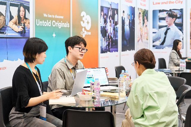 부산콘텐츠마켓(BCM) 2025 행사장 부스에서 상담하는 모습. 부산일보DB