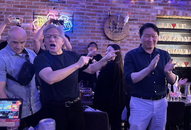 젠슨 황 엔비디아 최고경영자(CEO)가 5일 서울 마포구 비비큐(BBQ) 홍대입구점에서 최태원 SK그룹 회장, 구광모 LG그룹 회장, 이해진 네이버 의장 등과 대화하고 있다. 연합뉴스