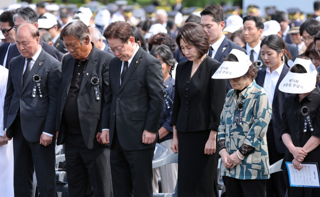 이재명 대통령과 김혜경 여사가 6일 서울 동작구 국립서울현충원에서 열린 제71회 현충일 추념식에서 묵념을 하고 있다. 연합뉴스