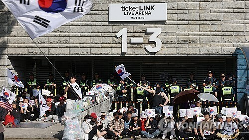 투표지 부족 사태'를 규탄하며 재선거를 요구하는 '잠실 개표소 봉쇄 시위'가 1박 2일째 계속되는 가운데 6일 개표소인 서울 송파구 올림픽공원 핸드볼경기장 앞에서 부정선거를 주장하는 시민들과 보수 성향 유튜버 등이 구호를 외치고 있다. 연합뉴스