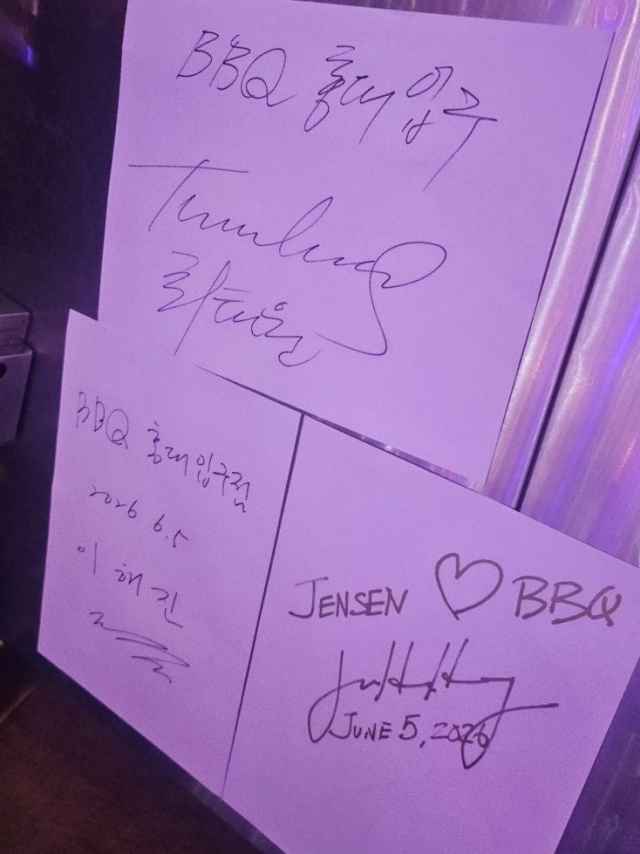 서울 마포구 홍대입구역 인근에 있는 BBQ 홍대입구점에 걸린 SK그룹 최태원 회장, 젠슨 황 엔비디아 최고경영자, 네이버 이해진 의장의 사인(위쪽부터 시계방향 순). 제너시스BBQ그룹 제공