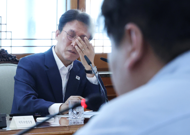 김민석 국무총리가 7일 서울 종로구 정부서울청사에서 열린 지방선거 관리 관련 대학생과의 간담회에서 전현직총학생회연합 등 참석자들로부터 질문받고 있다. 연합뉴스