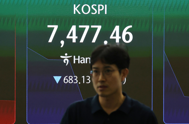 급락장에 코스피 서킷 브레이커가 발동된 8일 서울 하나은행 본점 딜링룸에서 딜러들이 업무를 보고 있다. 연합뉴스