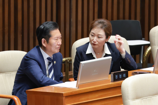더불어민주당 정청래 대표와 이언주 최고위원이 지난달 7일 국회에서 열린 5월 임시국회 제1차 본회의에서 대화하고 있다. 연합뉴스