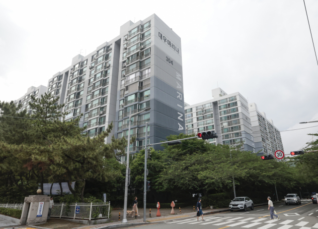 부산 해운대구 대우마리나 3차 아파트와 경남마리나 아파트가 재건축 사업을 위한 시동을 건다. 사진은 대우마리나 3차 아파트. 정대현 기자 jhyun@