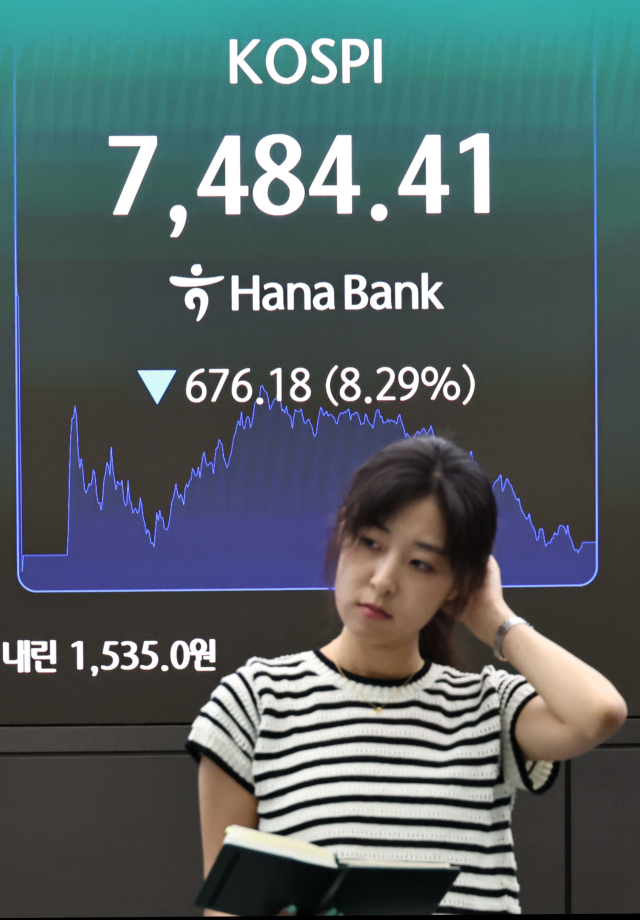 8일 코스피가 8% 넘게 급락했다. 미국발 반도체 쇼크로 인해 예견됐던 ‘검은 월요일’을 결국 피하지 못했다. 연합뉴스