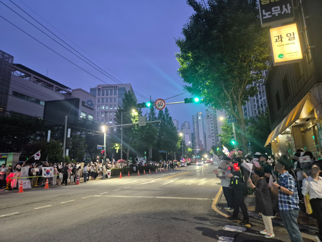 8일 오후 8시 부산 연제구 부산시선관위 앞에서 시민들이 투표용지 부족 사태를 규탄하는 집회를 열고 있다. 김동우 기자 friend@