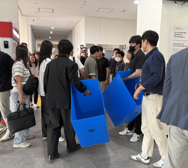 9일 오전 경남경찰청 소속 경찰관들이 경남도청에서 압수수색을 벌이고 있다. 이재희 기자