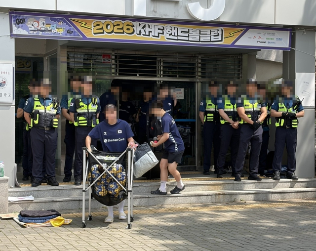 8일 잠실 개표소로 사용됐던 서울 올림픽공원 핸드볼경기장에서 공인구와 훈련기구를 꺼내오는 선수들. 연합뉴스
