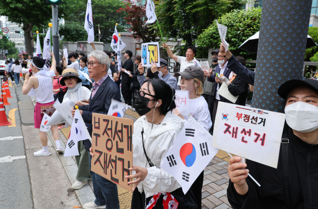지난 8일 오후 부산 연제구 부산시선거관리위원회 앞에서 지방선거 투표용지 부족 사태에 항의하는 시민들이 모여 ‘부정선거’와 ‘재선거’를 주장하고 있다. 정종회 기자 jjh@