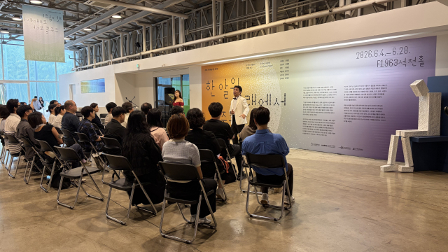 지난 4일 부산 수영구 복합문화공간 F1963 석천홀에서 열린 지역 예술기관 교류 전시 '한 알의 모래에서 우주를 보다'에서 개막 축하 공연이 한창이다. 김은영 기자 key66@