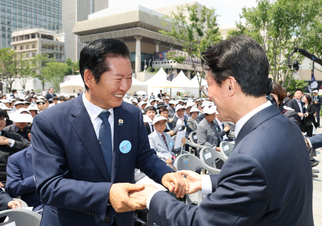 김민석 국무총리와 더불어민주당 정청래 대표가 10일 서울 종로구 광화문광장에서 열린 제100주년 6·10 만세운동 기념식에서 인사하고 있다. 연합뉴스