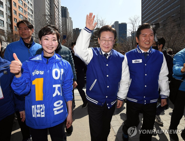 2024년 3월 18일 22대 국회의원 총선을 앞두고 당시 더불어민주당 이재명 대표가 마포구 경의선 숲길 일대를 돌며 시민들에게 이지은(마포갑), 정청래(마포을) 후보 지지를 호소하고 있다. 연합뉴스