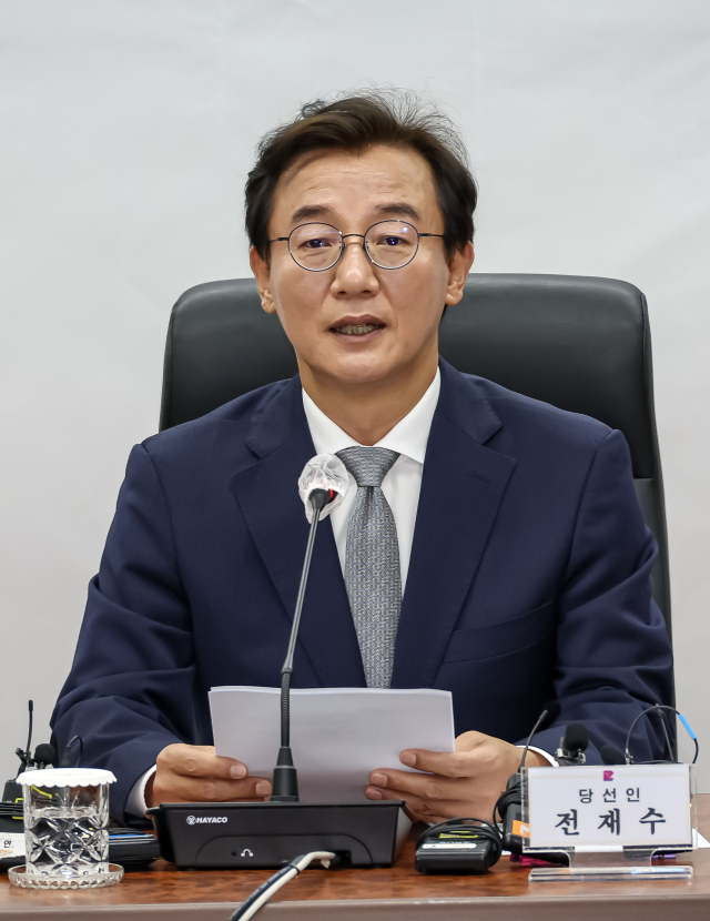 전재수 부산시장 당선인이 10일 오후 부산 부산진구 부산시상수도사업본부에서 열린 부산시장 인수위원회 출범식에서 발언하고 있다. 김종진 기자 kjj1761@