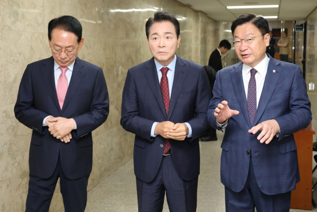 국민의힘 차기 원내대표 선거에 출마한 김도읍(왼쪽부터), 성일종, 정점식 의원이 10일 국회에서 열린 원내대표 선출 선거 의원총회에 참석하고 있다. 연합뉴스