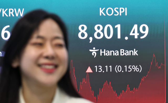 지난 2일 서울 중구 하나은행 딜링룸 현황판에 코스피 종가가 표시되고 있다. 연합뉴스