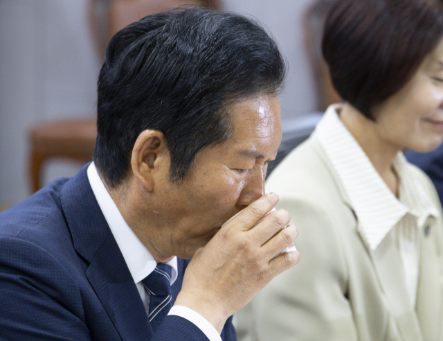 더불어민주당 정청래 대표가 11일 국회에서 의원회관에서 민주당 민주연구원, 정책위원회가 주최한 이재명 정부 출범 1주년 기념 토론회에 참석해 발언을 대기하다 물을 마시고 있다. 연합뉴스