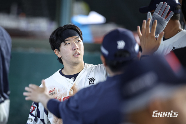 지난 10일 두산전에서 롯데 외야수 조세진이 2타점 적시타를 친 뒤 벤치에서 하이파이브를 하고 있다. 롯데자이언츠 제공
